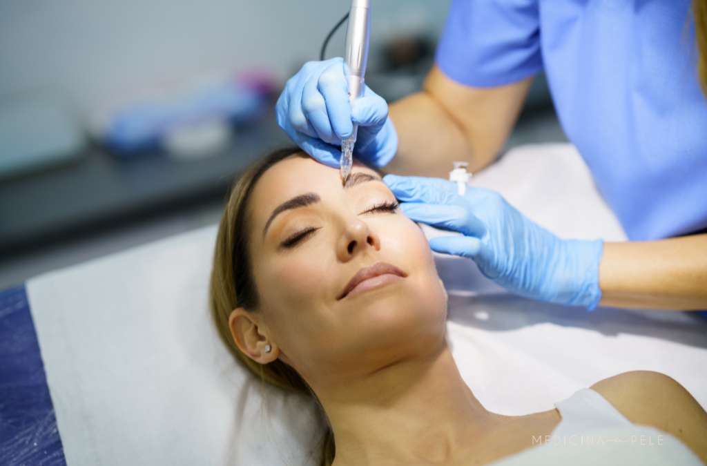 Mulher deitada com olhos fechados recebe procedimento estético na sobrancelha.