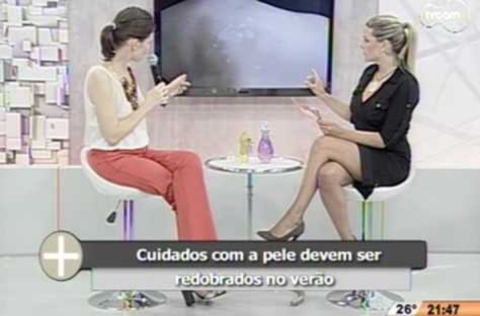 Duas mulheres sentadas em estúdio de TV conversam diante de mesa com frascos, com legenda sobre cuidados com a pele no verão.